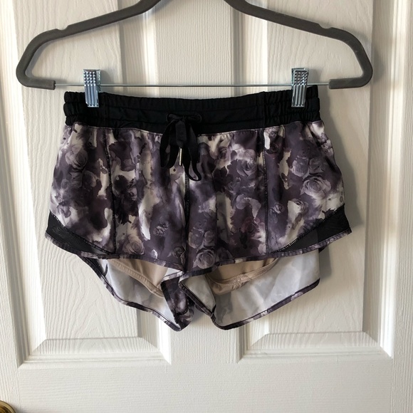 Lululemon Hotty Hot Short Black Roses - Picture 11 of 11